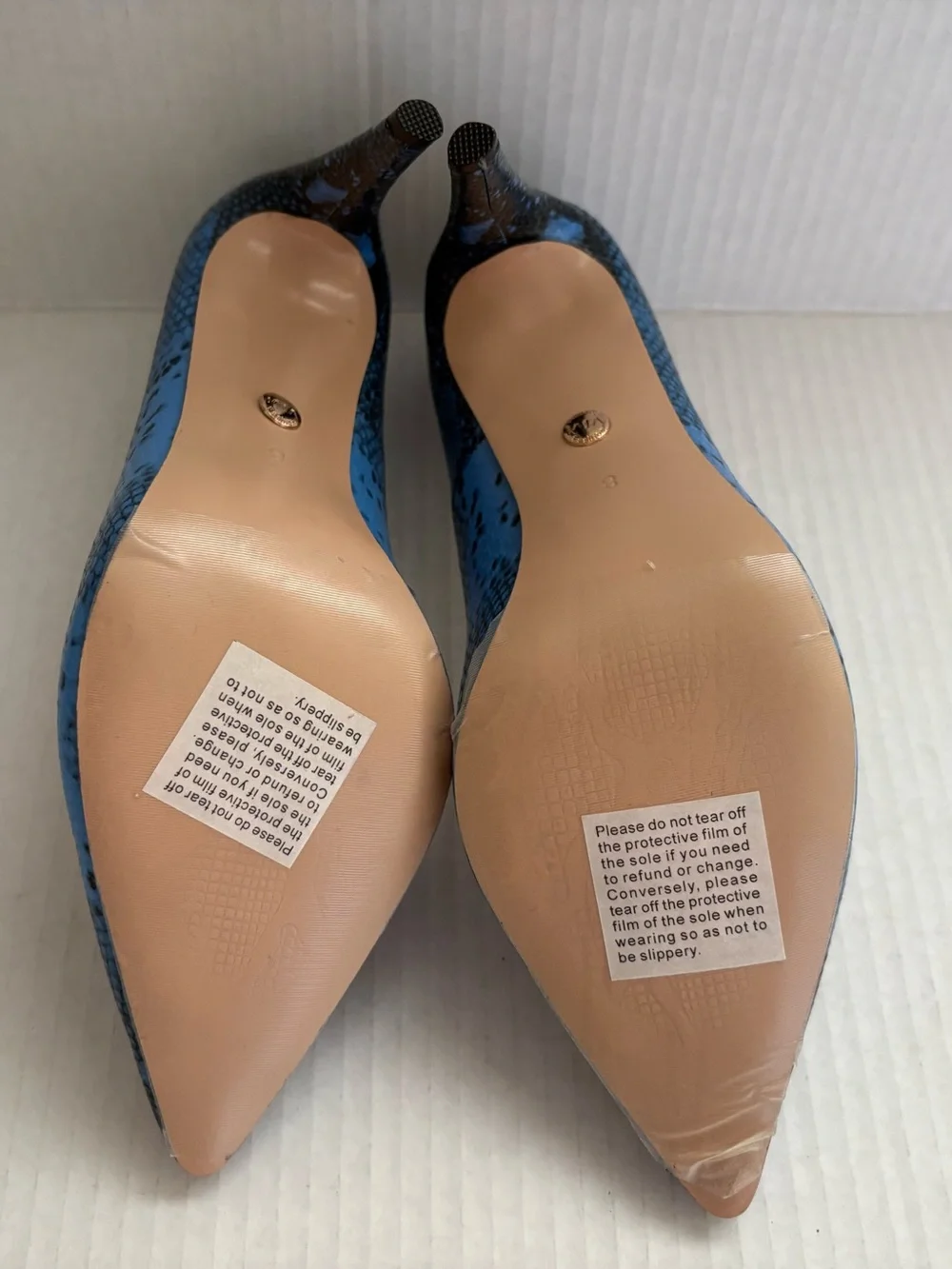 NWOB Viví Blue Snake-Print Pointed Toe High Heels in size 8 with 4” high heels.